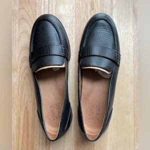 Naturalizer Black Embossed Loafers 8W NWOT